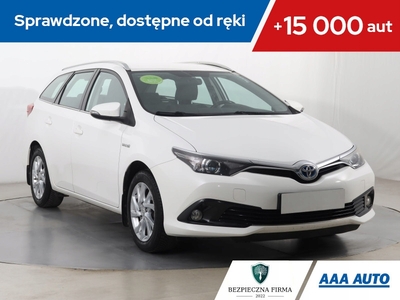 Toyota Auris II Touring Sports Facelifting 1.8 Hybrid 136KM 2016