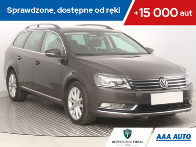 Volkswagen Passat B7 Variant 2.0 TDI CR DPF BlueMotion 140KM 2011