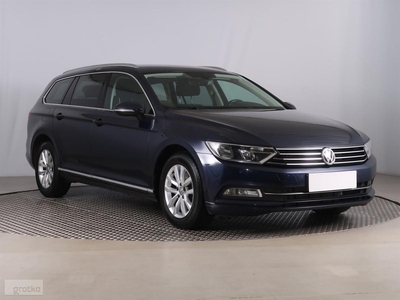 Volkswagen Passat B8 , Automat, Navi, Klimatronic, Tempomat, Parktronic