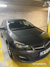 Opel Astra 2014 r, benzyna, niski przebieg