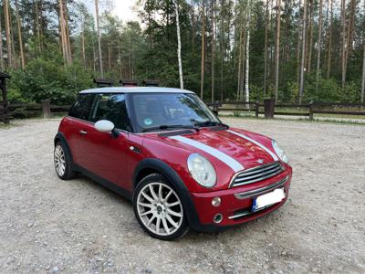 Piękny czerwony Mini Cooper