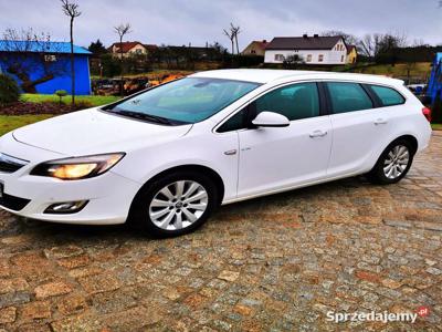 Opel Astra 1.7CDTi 2011 rok