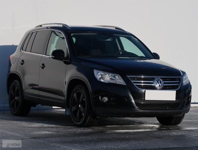 Volkswagen Tiguan , Klimatronic, Tempomat, Parktronic, Podgrzewane siedzienia