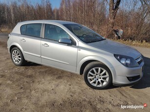 Opel Astra benzyna auto moto samochód srebrny koła opony felgi