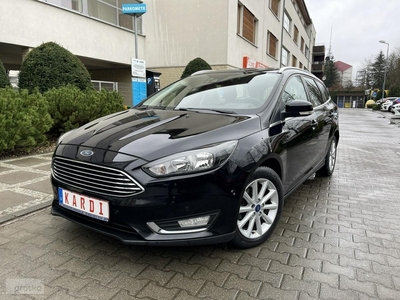 Ford Focus III Navi Sam parkuje