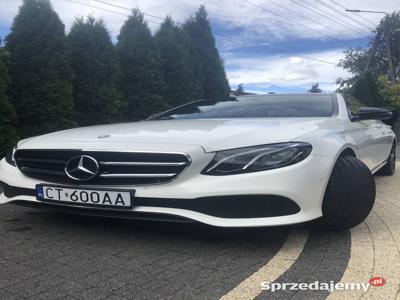 Mercedes E220 biały sedan z panoramą