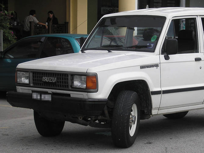 Isuzu trooper 2.6 Skrzynia biegów kolektor drzwi felgi grill