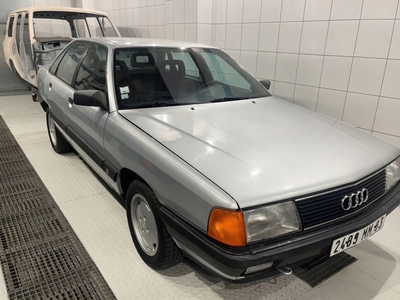 Audi 100 C3 Sedan 2.0 KAT 115KM 1989