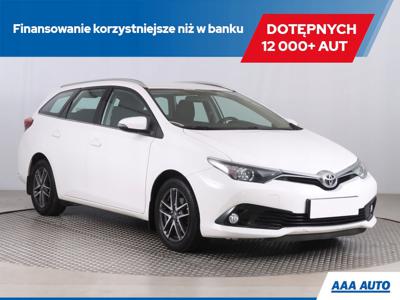 Toyota Auris II Hatchback 5d Facelifting 1.6 D-4D 112KM 2015