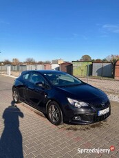 Suer czarny sportowy Opel GTC