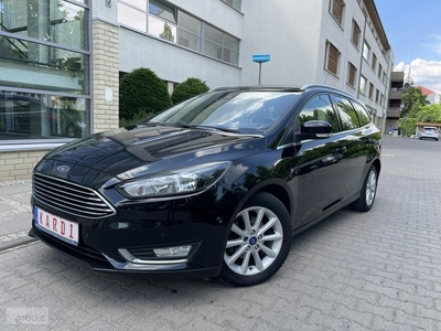 Ford Focus III Navi Sam parkuje