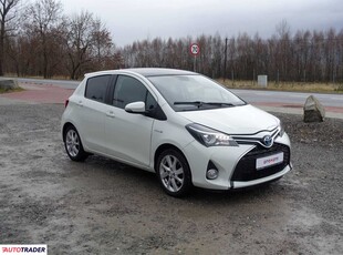 Toyota Yaris 1.5 hybrydowy 74 KM 2015r. (Buczkowice)