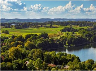 Mazury budowlana z linią brzegową jeziora k/Ełku.