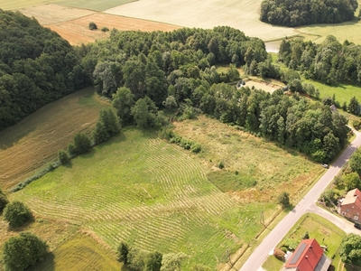 Działka pod zabudowę mieszkaniową lub usługową.