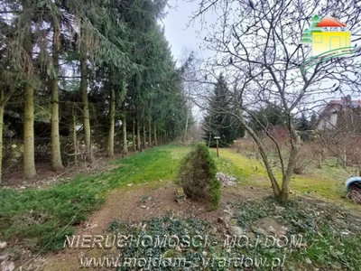 Nieduży dom z działką 1400 m2, niedaleko centrum.