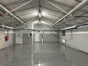 Hala produkcja/magazyn (513m2), pomieszczenia socjalno-biurowe (180m2)