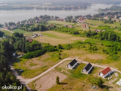 Nowoczesne domy w otoczeniu lasu oraz jeziora