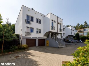 Dwupoziomowy Apartament z Ogródkiem i Garażem