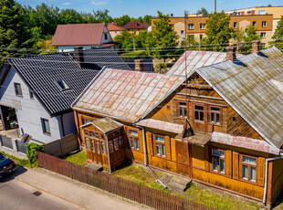 Dom w tradycyjnej zabudowie drewnianej. Hajnówka.