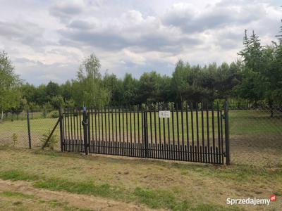 Działka ogrodzona, zagospodarowana z barakiem użytkowym 1200