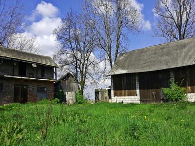 Działka zabudowana budynkami gospodarczymi