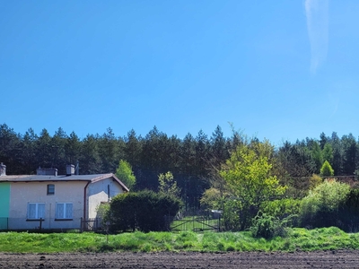 Połowa domu z podwórkiem i zabudową