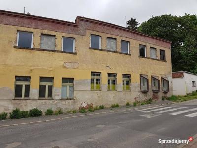 Wolnostojący budynek mieszkalno usługowy.