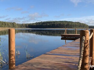 Dom z linią brzegową jeziora i pomostem