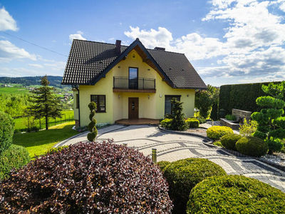 Duży dom na wzgórzu do wejścia, 10km do Sącza/Limanowej, 380