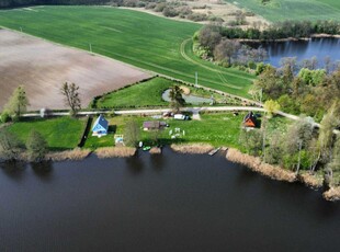 Domy nad jeziorem z własną plażą