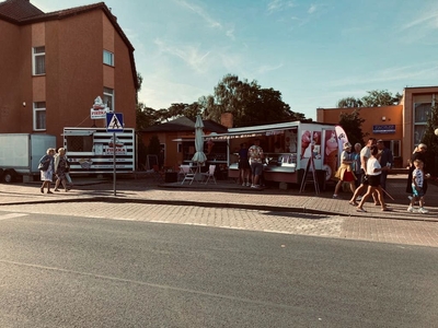 Miejsce na przyczepę, food truck, rekreacje na placu handlowym