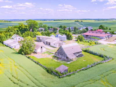 Siedlisko, Dom do wejścia, Silosy.