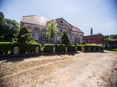 Manor with land in Przybyslaw, West Pomerania