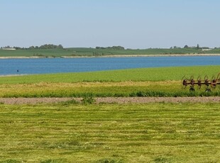 Działka nad jeziorem z zabudową