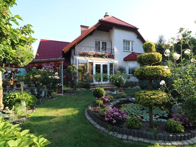 Dom na sprzedaż Zalesie - piękny ogród