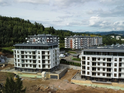 Nowy apartament w pięknej lokalizacji i widokiem na góry koło lasu .