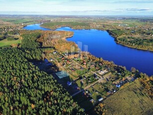 Działka pomiędzy dwoma jeziorami oraz lasem