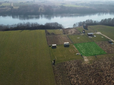 Działka nad jeziorem z dostępem do linii brzegowej. Jezioro, wieś.