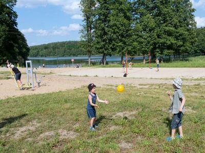 Ogrodzona działka budowlana - z widokiem na plażę i jezioro