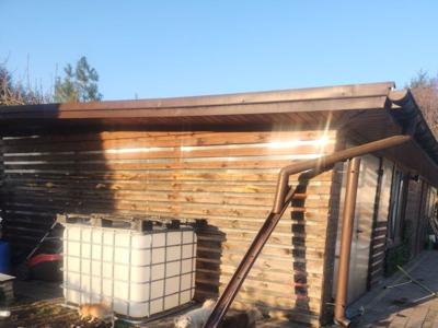 Drewniany domek z oknem pcv prąd