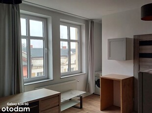 W nowym apartamentowcu z garderobą oraz spiżarnią.