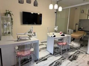 Do wynajęcia 2 stanowiska do manicure i jedno do pedicure w salonie