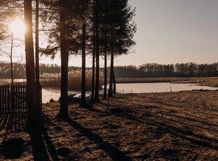 Działka budowlana z linią brzegową jeziora Serwy