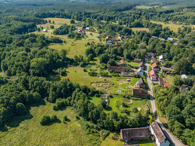 urocza, zadrzewiona działka z rzeką na Pomorzu