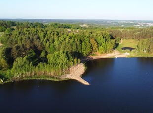 Piiękna działka nad jeziorem . udział w linii brzegowej