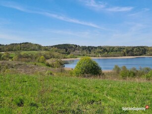 Działka nad cichym jeziorem