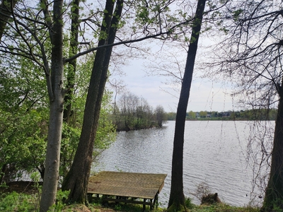 Piękna działka z domem, z bezpośrednim wyjściem nad zalew