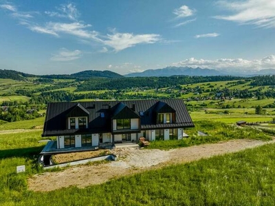 Budynek z apartamentami i restauracją