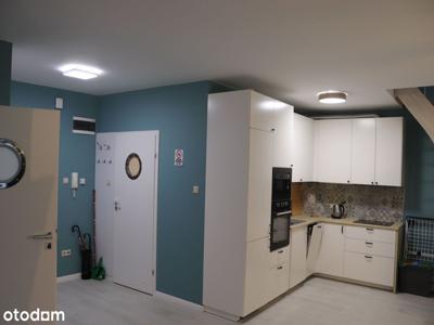 Dwupoziomowy apartament z basenem i kortem tenisow