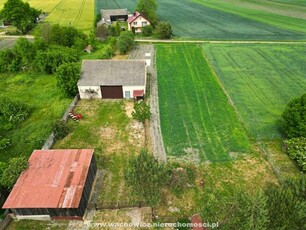 Dom z budynkami gospodarczymi